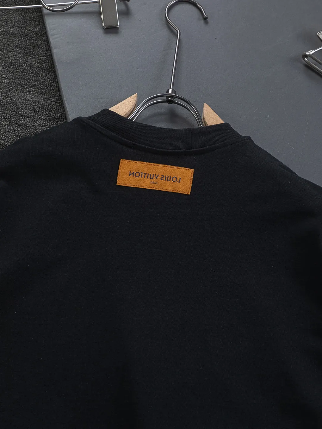 🅿️190 Louis Vuitton 1V LV micro-wide version S-XL LV 26ss new products are available at the counter simultaneously. Multiple craftsmanship. Colorful half-body digital full flower logo on the chest🪡 embroidery. Round neck short-sleeved T-shirt, same style for men and women! Consigned to one-to-one creation. Synchronized with the official website, pure cotton fabrics at the counter! It is close to the skin and comfortable, durable and easy to wear. It has a classic and simple logo design and meticulous original craftsmanship. Short-sleeves, a must-have item for men, do not appear to be the same for the general public, but must be unique and eye-catching. This LV short-sleeve is all about quality, comfort, the same shape and fashion as always, including fabrics and cutting techniques. All of them have been made with great effort! 320 grams of washed pure cotton fabric, pure cotton is breathable, very refreshing and comfortable for daily wear. The rib knitting on the neckline is smooth and tight, and the neckline will not be skewed if you toss it at will. The loose version, you will find that it looks really good on the upper body. The overall is minimalist and neat, super versatile for daily use! Pair it casually with a pair of pants for a youthful look. A T-shirt will make your outfit crazy. It is a fashionable item that can never go wrong! Color: Black White Size: S-XL Size chart: S: Shoulder width 45.5-Bust 52-Length 70 M: Shoulder width 47-Bust 54-Length 72 L: Shoulder width 48.5-Bust 56-Length 74 XL: Shoulder width 50-Bust 58-Length 76